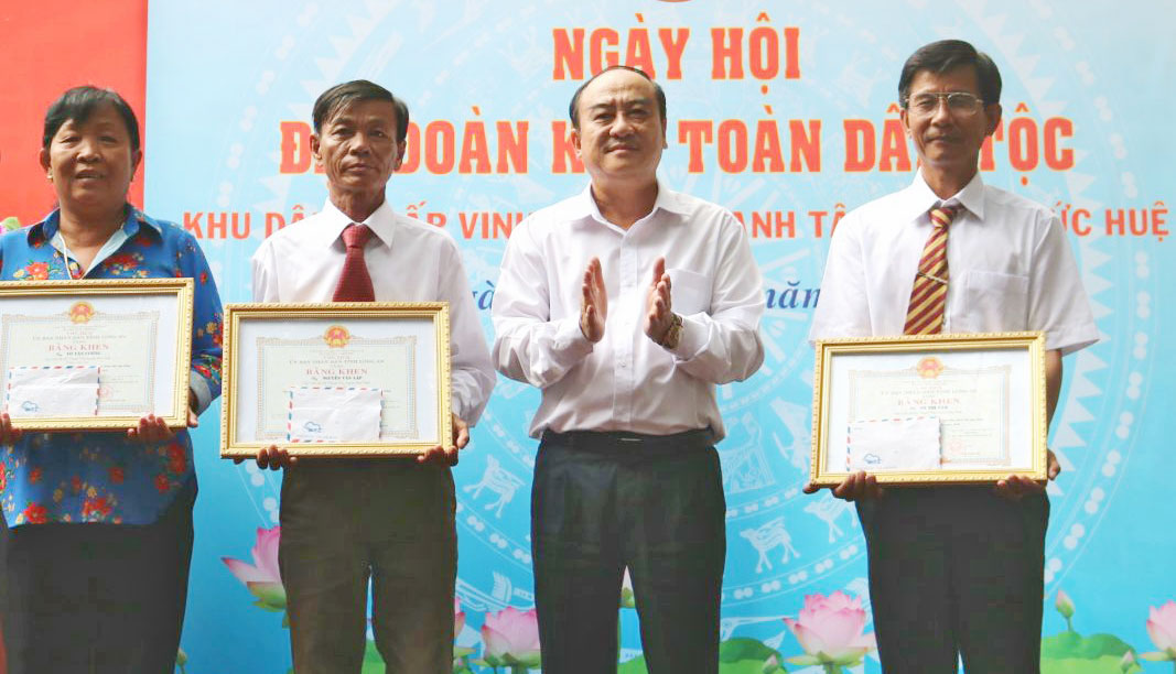 Trưởng đoàn ĐBQH, Chủ tịch UBMTTQ tỉnh-Trương Văn Nọ tặng Bằng khen của Chủ tịch UBND tỉnh cho các cá nhân