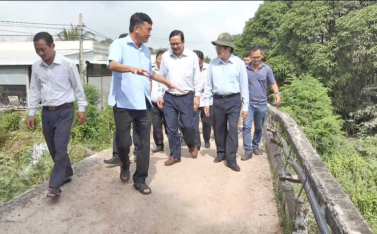 Đoàn trực tiếp khảo sát các cây cầu trên địa bàn 3 xã biên giới của thị xã Kiến Tường