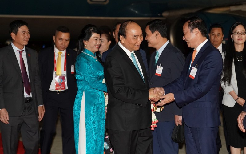 Thủ tướng Nguyễn Xuân Phúc và Phu nhân được các quan chức Thái Lan chào đón tại sân bay Quân sự Bangkok.