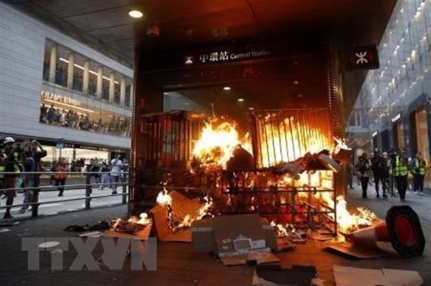 Người biểu tình đốt phá tại lối vào một ga tàu điện ngầm ở Hong Kong, Trung Quốc ngày 8/9/2019. (Nguồn: Kyodo/TTXVN)