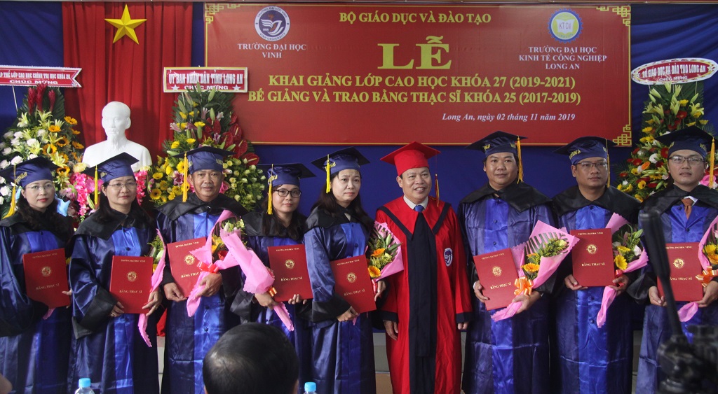 134 students receive master's degrees Rector of Vinh University - Prof. Dr. Dinh Xuan Khoa awards degrees to new masters