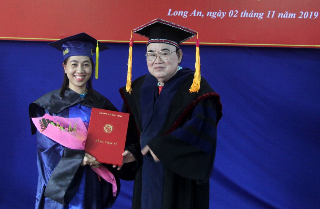 134 students receive master's degrees Chairman of Long An University of Industrial Economics University - Prof. Dr. Le Dinh Vien awards new masters’ degree