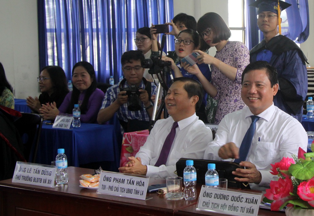 134 students receive master's degrees Deputy Minister of Labor, Invalids and Social Affairs - Le Tan Dung (2nd R) attends and congratulates new masters