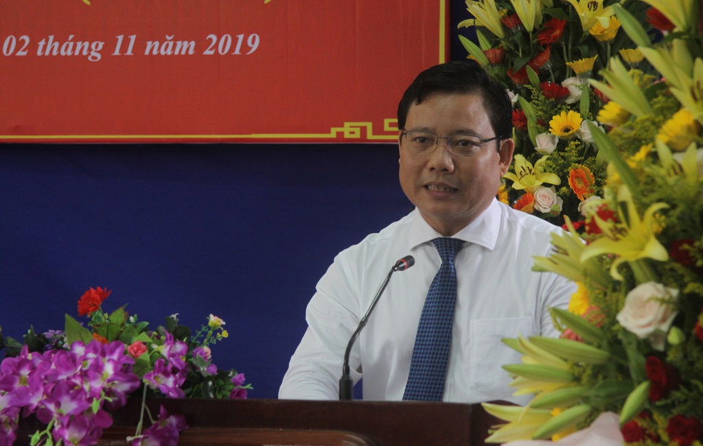 134 students receive master's degrees Vice Chairman of the Provincial People's Committee - Pham Tan Hoa wishes Long An University of Industry and Economics to continue to associate more closely and sustainably, and also pays attention to training quality human resources.
