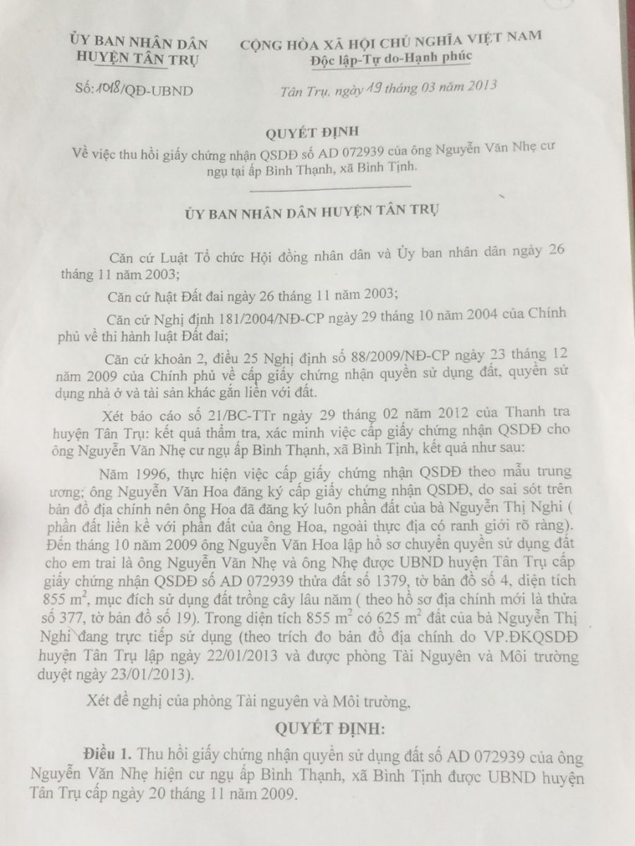 Quyết định số 1018 về việc thu hồi giấy chứng nhận quyền sử dụng đất ngày 19/3/2013 của UBND huyện Tân Trụ, trong đó theo trích đo bản đồ địa chính do Văn phòng Đăng ký quyền sử dụng đất huyện Tân Trụ lập vào ngày 22/01/2013 và được Phòng Tài nguyên và Môi trường huyện duyệt vào ngày 23/01/2013