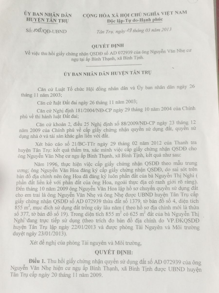 Bình Tịnh: Một hộ dân khiếu nại liên quan đến sai phạm trong cấp giấy chứng nhận quyền sử dụng đất Quyết định số 1018 về việc thu hồi giấy chứng nhận quyền sử dụng đất ngày 19/3/2013 của UBND huyện Tân Trụ, trong đó theo trích đo bản đồ địa chính do Văn phòng Đăng ký quyền sử dụng đất huyện Tân Trụ lập vào ngày 22/01/2013 và được Phòng Tài nguyên và Môi trường huyện duyệt vào ngày 23/01/2013