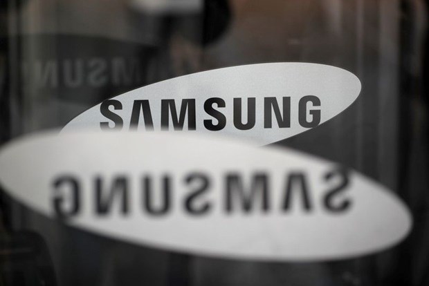 Ảnh minh họa. (Nguồn: Reuters) Ngày 5/11, Samsung Electronics Co Ltd cho biết sẽ đóng cửa một bộ phận nghiên cứu chip xử lý (CPU) tại một trong các cơ sở của hãng này ở Mỹ.  Nhận định về quyết định này, các nhà phân tích cho rằng nó báo hiệu triển vọng mờ nhạt đối với thương hiệu chip xử lý di động Exynos của gã khổng lồ công nghệ Hàn Quốc.  Chip xử lý di động Exynos được coi là một nỗ lực của công ty Hàn Quốc nhằm giảm sự phụ thuộc doanh thu vào mảng kinh doanh chip bộ nhớ và tăng doanh số chip logic cung cấp năng lượng cho các thiết bị di động và xe tự hành.  Trong khi loại chip này được sử dụng trong điện thoại thông minh Galaxy hàng đầu của Samsung và cạnh tranh với các bộ xử lý di động của Qualcomm Inc, thì nó lại gặp khó khăn trong tìm kiếm khách hàng bên ngoài.  [Doanh số Note 10 mạnh mẽ không giúp Samsung ngăn sụt giảm lợi nhuận]  