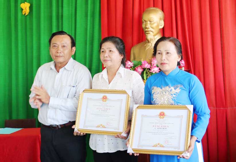 Giám đốc Sở Văn hóa - Thể thao và Du lịch Long An -Nguyễn Anh Dũng trao bằng khen của Chủ tịch UBND tỉnh cho các cá nhân