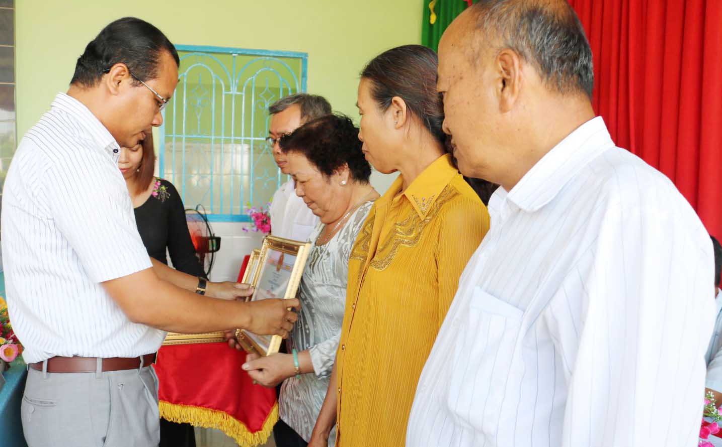 Chủ tịch UBND huyện Tân Trụ-Trương Thanh Liêm tặng Giấy khen cho các cá nhân và hộ gia đình văn hóa tiêu biểu