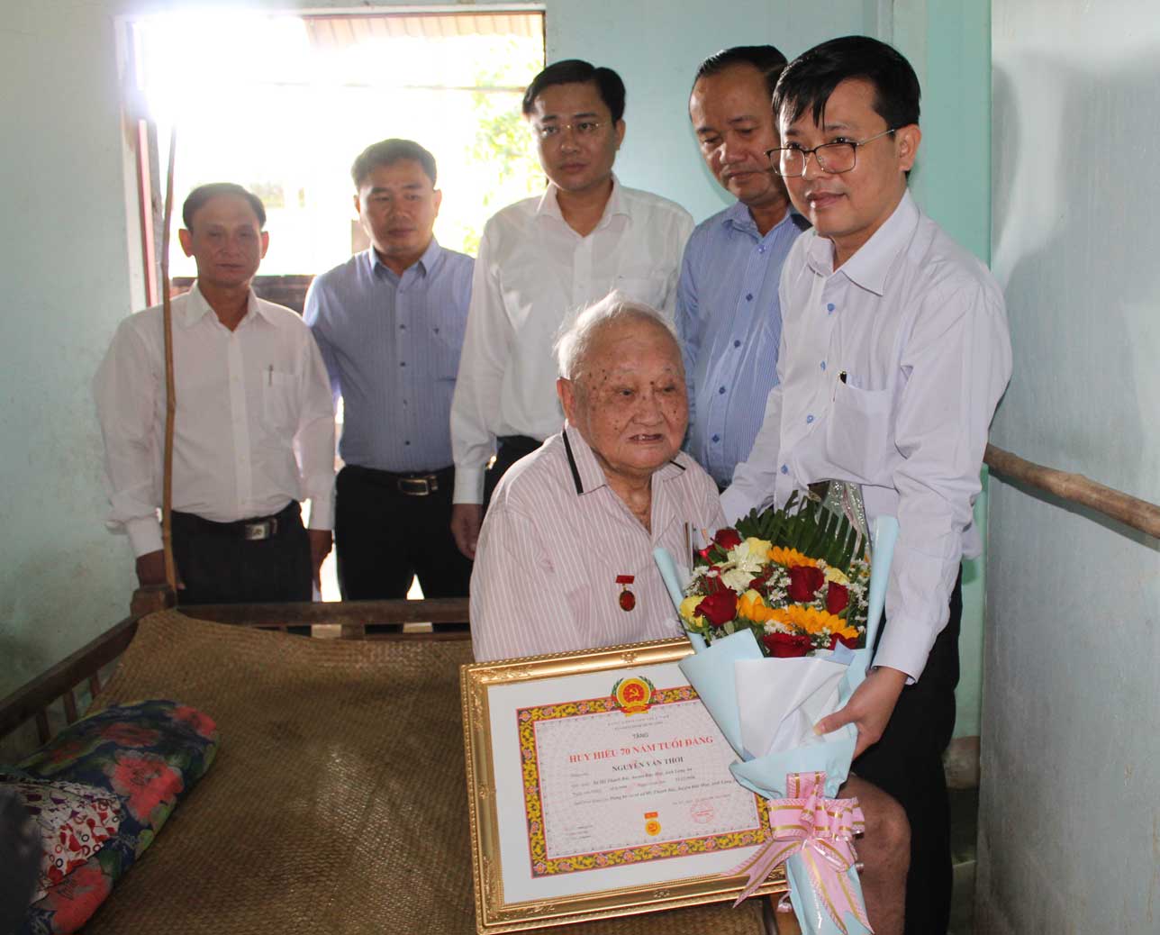 Trao huy hiệu 70 năm tuổi Đảng cho đảng viên Nguyễn Văn Thơi