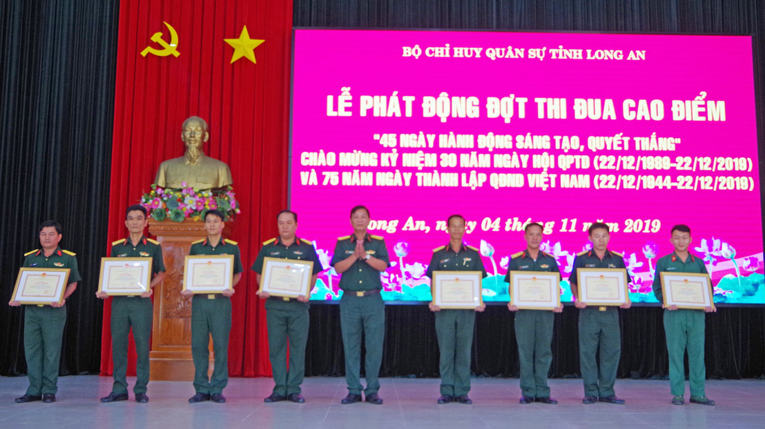 Đại tá Nguyễn Tấn Đảo - Phó Chính ủy Bộ Chỉ huy Quân sự tỉnh khen thưởng các cá nhân đạt thành tích tốt trong đợt thi đua đột kích  