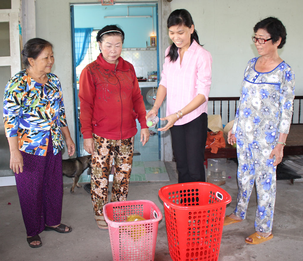 Hội Liên hiệp Phụ nữ xã Tân Lân và Chi hội Phụ nữ ấp Bà Thoại vận động hội viên phân loại rác tại hộ gia đình