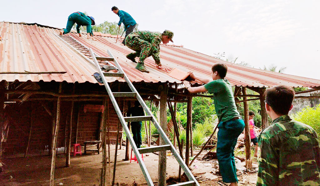 Đồn Biên phòng Sông Trăng phối hợp Ban chỉ huy Quân sự xã Hưng Hà giúp gia đình chị Nguyễn Thị Kim Liên tháo dỡ căn nhà tạm 