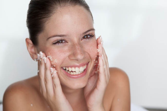 Tẩy da chết: Sử dụng tẩy da chết dịu nhẹ sẽ giúp bạn loại bỏ lớp tế bào chết và tăng hiệu quả của kem dưỡng ẩm. Tuy nhiên, bạn chỉ nên tẩy da chết 2 lần mỗi tuần.