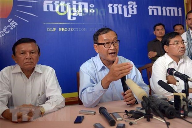 Ông Sam Rainsy (giữa), lãnh đạo đảng đối lập bị cấm hoạt động ở Campuchia. (Nguồn: AFP/TTXVN)