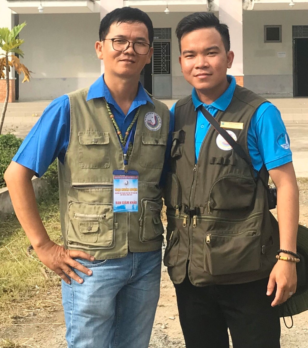 Dù vất vả nhưng anh Đặng Vũ Khánh (bên phải) cảm thấy vui khi được tham gia hỗ trợ các trại sinh vượt qua kỳ thi sát hạch