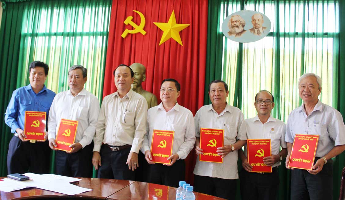 Bí thư huyện ủy Đức Huệ - Phạm Văn Trấn trao quyết định