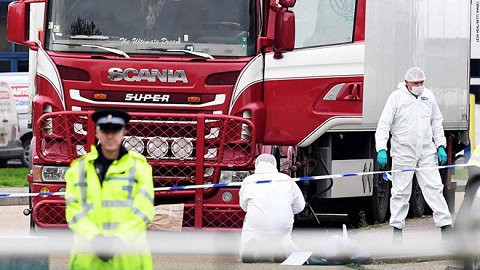 Hiện trường vụ phát hiện 39 thi thể trong container tại Essex, Anh. (Ảnh: Reuters)