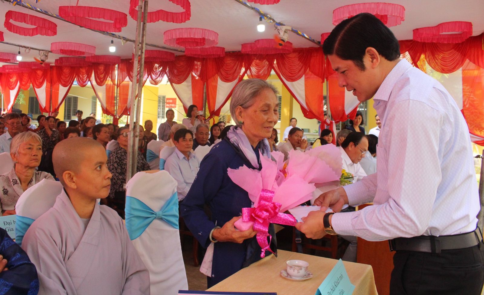 Great National Unity Day warmly held in Thuan Dong hamlet, Thuan Thanh commune Member of Provincial Party Committee, Secretary of Can Giuoc Party Committee - Pham Van Bon presents flowers and gifts to Heroic Vietnamese Mother in the festival