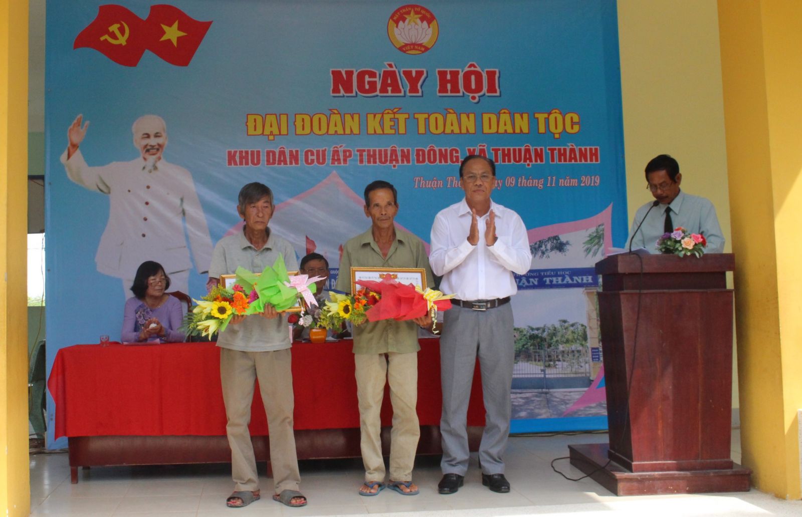 Great National Unity Day warmly held in Thuan Dong hamlet, Thuan Thanh commune Certificates of satisfactory progress are given to individuals