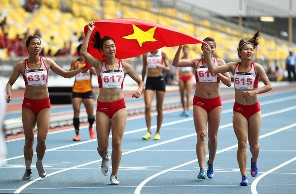 Đội tuyển điền kinh nữ Việt Nam ăn mừng sau khi về đích với chiếc huy chương vàng nội dung chạy tiếp sức 4x100m. (Ảnh: Quốc Khánh/TTXVN)