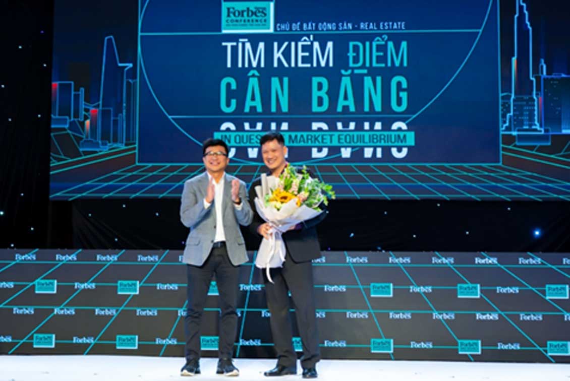 Ông Trương Anh Tú - Giams đốc Phát triển Kinh doanh Phuc Khang Corporation nhận hoa và cảm ơn từ BTC chương trình
