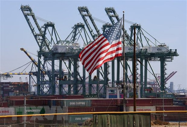 Hàng hóa Trung Quốc chờ bốc dỡ tại cảng Long Beach ở Los Angeles, bang California, Mỹ. (Nguồn: AFP/TTXVN)