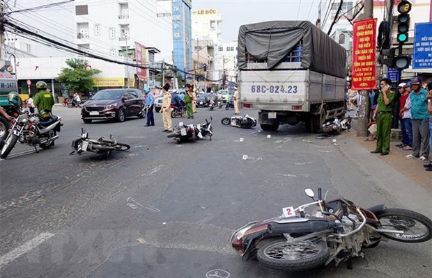 Nhiều xe máy bị hư hỏng nặng nằm ngổn ngang tại hiện trường vụ tai nạn. (Ảnh: Công Mạo/TTXVN)