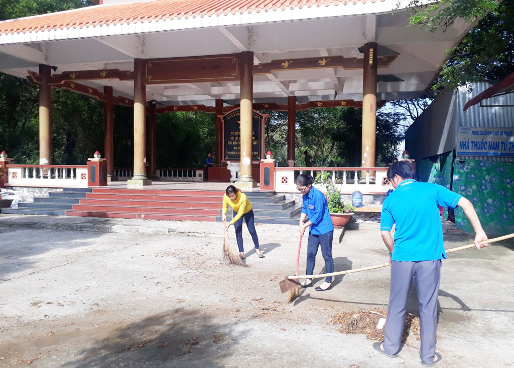 Hàng tháng, Đoàn xã Vĩnh Thuận tổ chức các hoạt động vệ sinh, phát quang cây, cỏ tại khu di tích
