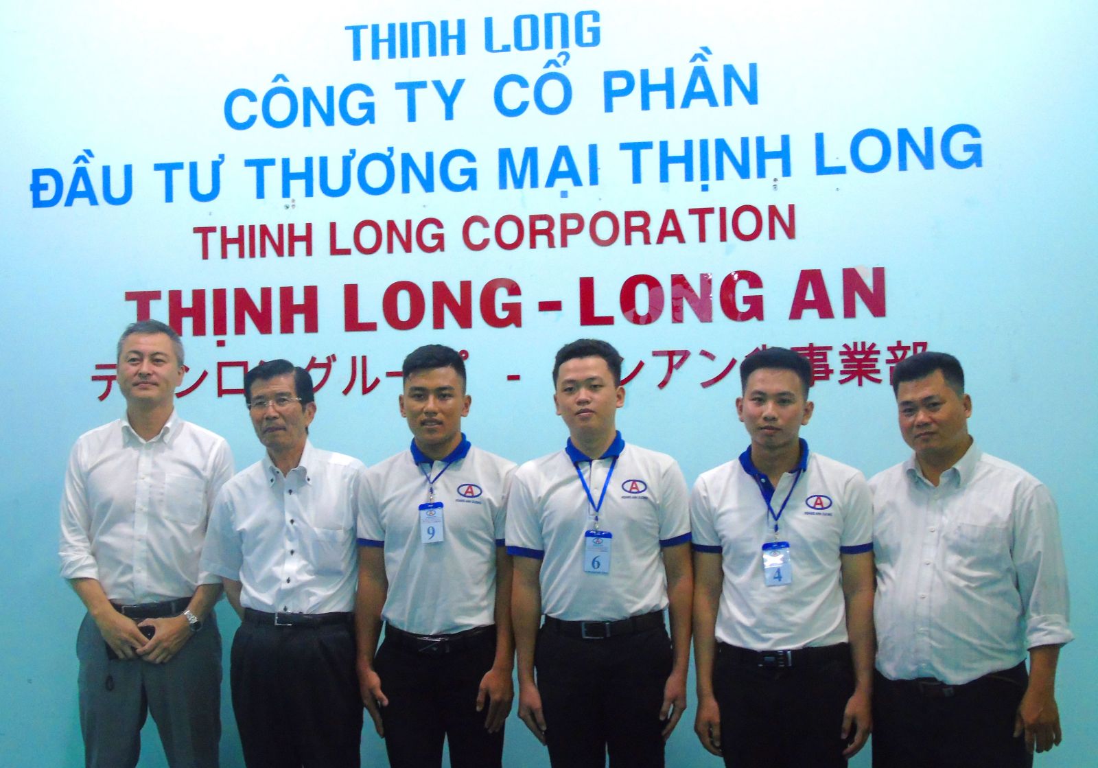 Trainees of Hoang Anh Duong Company got recruitments working in Japan Recruited trainees take memorial photos with Japanese employers