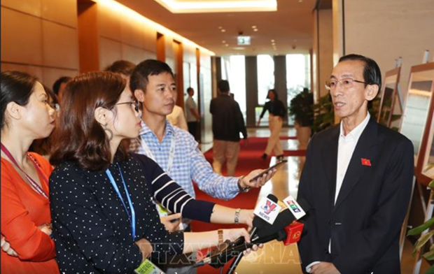 Đại biểu Trần Hoàng Ngân chia sẻ với báo chí bên hành lang Quốc hội. (Nguồn ảnh: TTXVN)