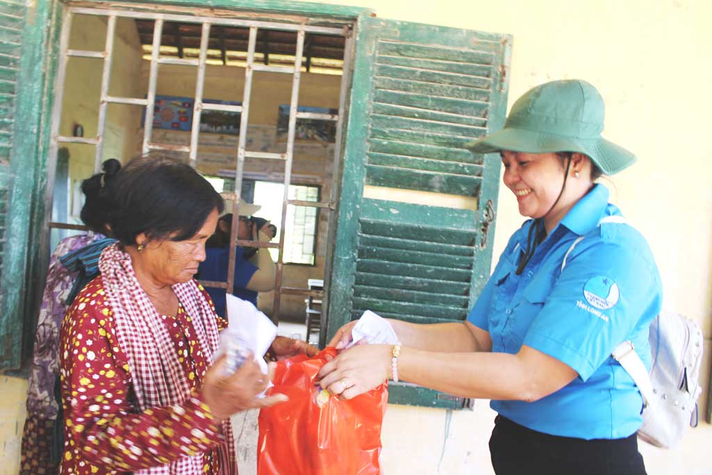 Thanh niên Long An tặng quà cho người nghèo Campuchia