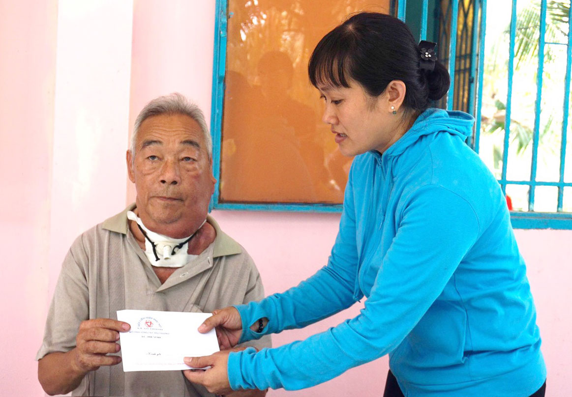 Chị Huỳnh Thị Lệ Thu hỗ trợ tiền cho hoàn cảnh khó khăn từ mô hình Vòng tay nhân ái