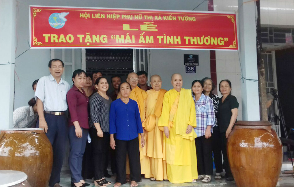 Ni sư Thích nữ Ngôn Liên (người đeo mắt kính) luôn đồng hành trong công tác an sinh xã hội