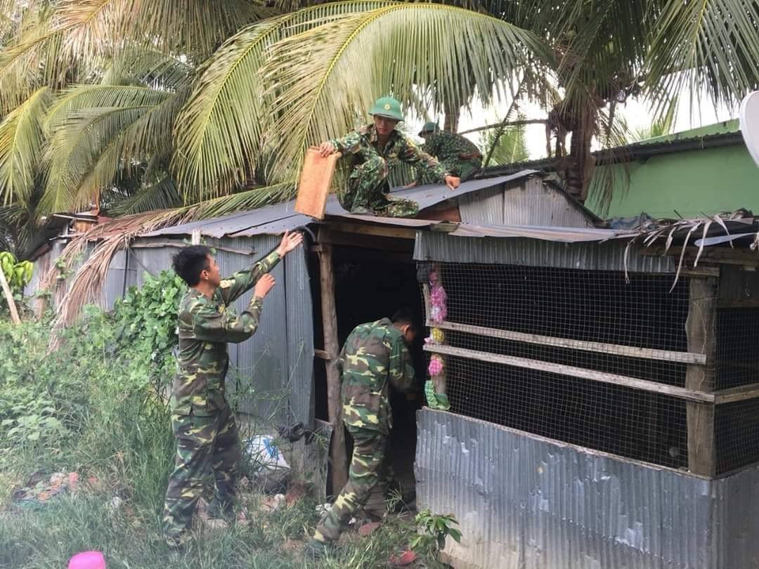 Cán bộ, chiến sĩ Đồn Biên phòng Sông Trăng giúp dân sửa chữa nhà ở