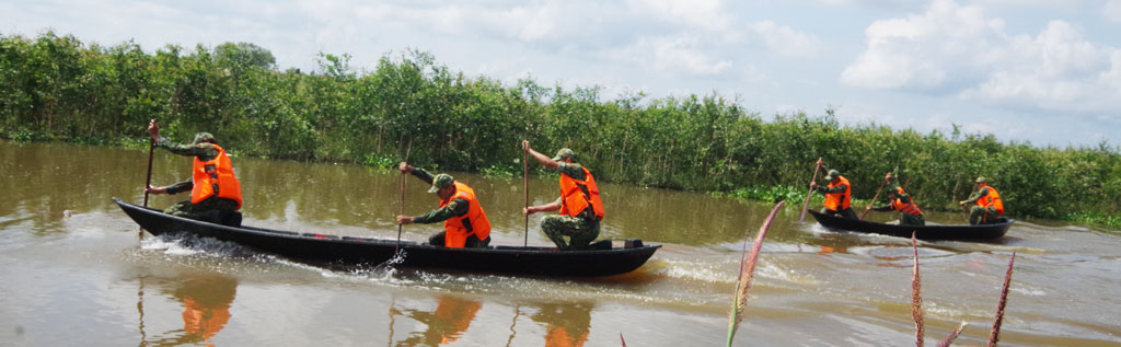 Chiến sĩ Tiểu đoàn 1 huấn luyện bơi xuồng ba lá trên sông