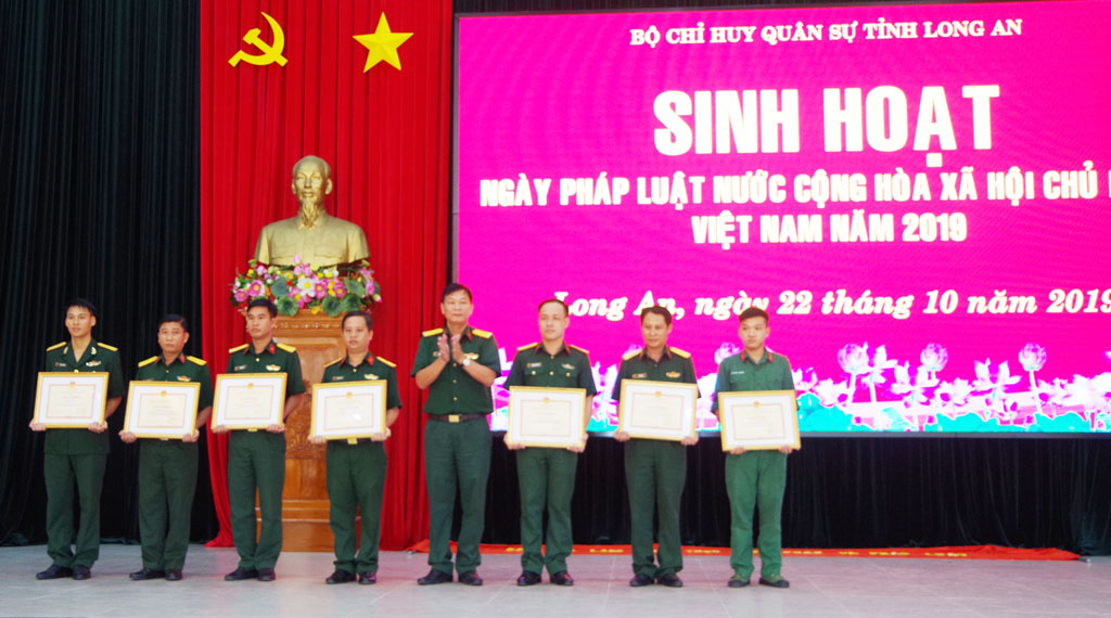 Đại úy Võ Xuân Yên (thứ 2, phải qua) có thành tích tốt trong thực hiện nhiệm vụ