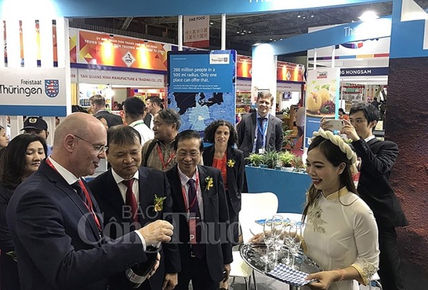 Vietnam Foodexpo helps boost trade cooperation with foreign firms Deputy Minister of Industry and Trade Do Thang Hai (second from left) visits Thuringen state's booth. (Photo: congthuong.vn)