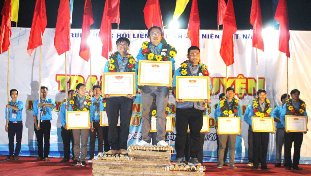 Gặp gỡ thủ khoa Trại huấn luyện Nguyễn Chí Thanh Anh Lê Đặng Lộc (giữa, hàng đầu) được vinh danh vị trí cao nhất tại Trại huấn luyện Nguyễn Chí Thanh lần III, năm 2019, khu vực Tây Nam bộ