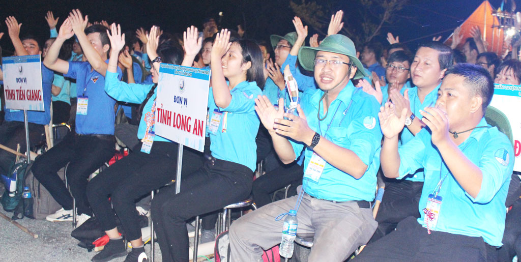 Gặp gỡ thủ khoa Trại huấn luyện Nguyễn Chí Thanh Anh Lê Đặng Lộc (hàng đầu, thứ 2, phải qua) - một trong những cán bộ Đoàn tiêu biểu vùng đất sen hồng