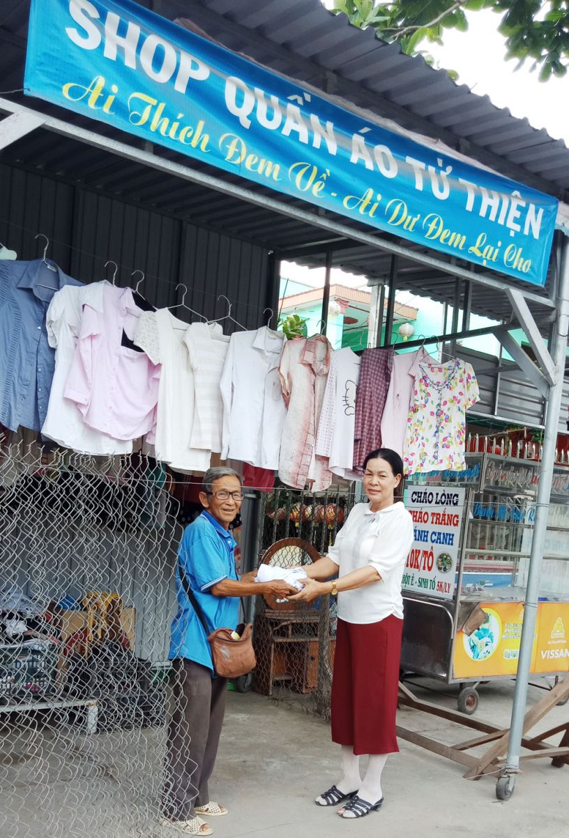Cửa hàng quần áo 0 đồng là ý tưởng của chị Dương Thị Kim Phương - nguyên Chủ tịch Hội Chữ thập đỏ xã Phước Vĩnh Tây