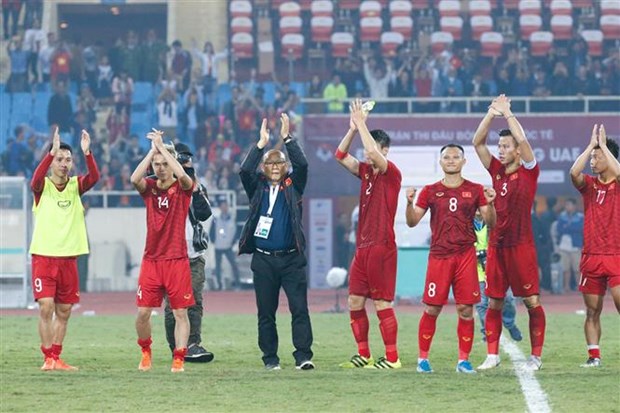 Head coach Park Hang-seo (third from left) and Vietnamese players express gratitude to home fans at My Dinh National Stadium after the match (Photo: VNA)