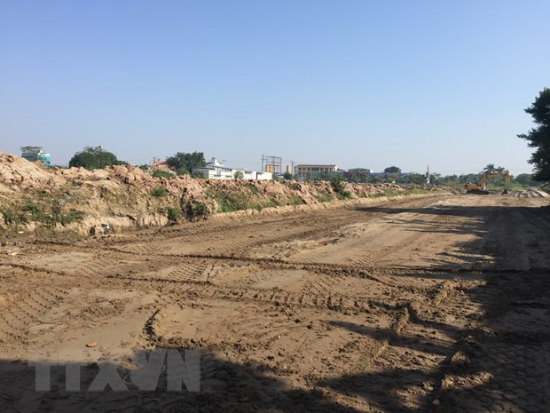 Gò Dền Rắn bị chủ đầu tư dự án Khu đô thị mới Kim Chung-Di Trạch san lấp 50% diện tích để làm đường nội bộ. (Ảnh: TTXVN)