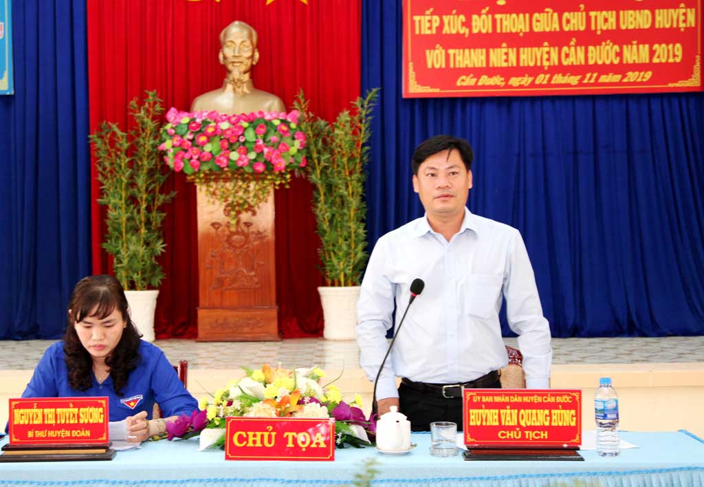 Chủ tịch UBND huyện Cần Đước - Huỳnh Văn Quang Hùng đối thoại với thanh niên về công tác đào tạo nghề, giải quyết việc làm