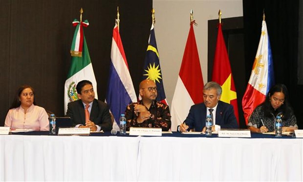 Representatives of the ASEAN Committee in Mexico attend the business forum (Photo: VNA)