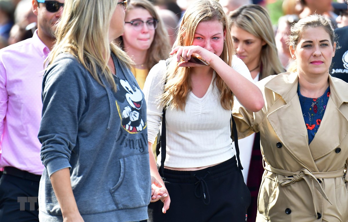 Người thân an ủi các nữ sinh sau vụ xả súng tại Trường trung học Saugus ở Santa Clarita, Los Angeles, Mỹ ngày 14/11/2019. (Ảnh: AFP/TTXVN)