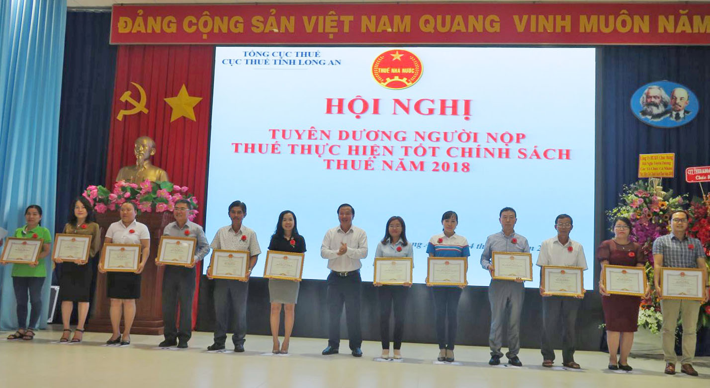 Vice Chairman of the Provincial People's Committee - Nguyen Van Ut awards organizations and individuals to well implement the tax policy in 2018
