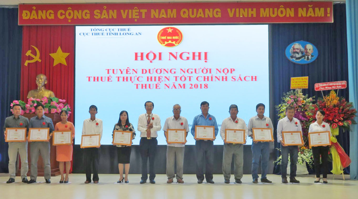 The Director of provincial Tax Department - Cao Van Tao awards organizations and individuals for good implementation of tax policy in 2018