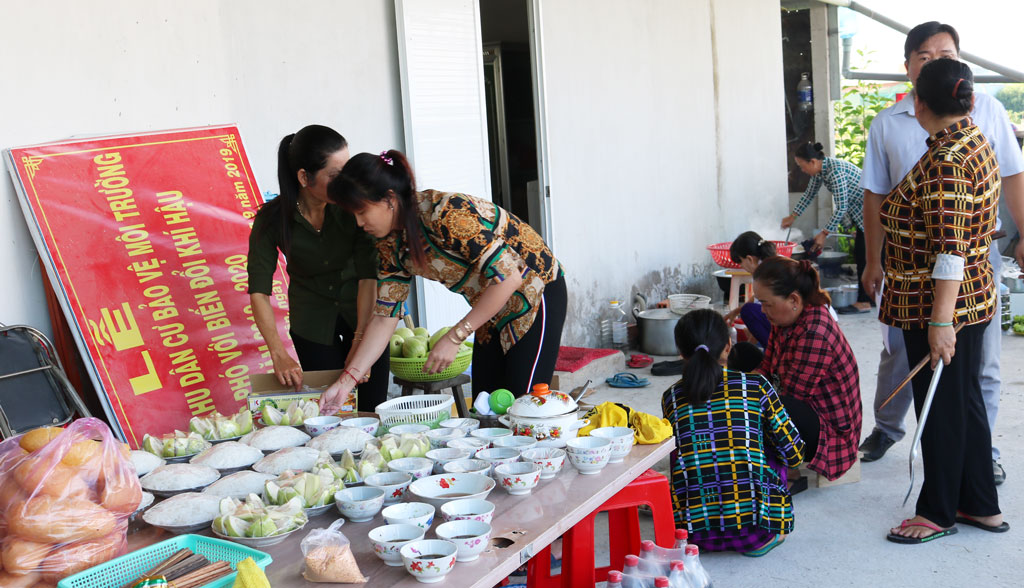 Người dân trong xóm cùng nhau chuẩn bị bữa cơm Đại đoàn kết tại ấp 6, xã An Nhựt Tân, huyện Tân Trụ