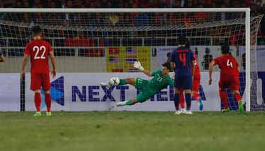Đặng Văn Lâm cản phá quả penalty của Thái Lan